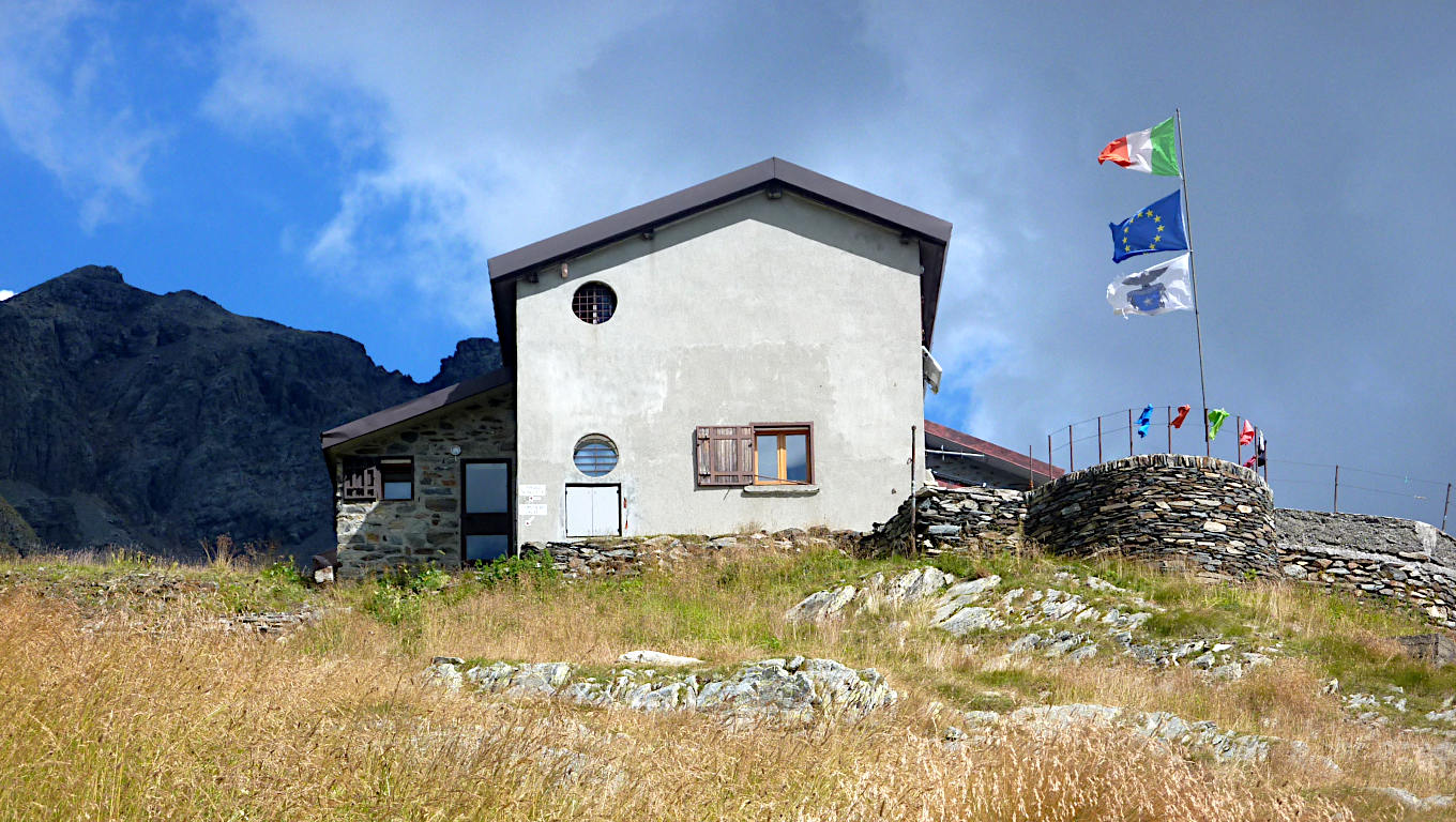 Il Rifugio Brunone sorvegliato dal P.zo Redorta.