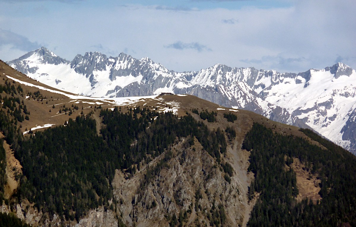Il panoramico poggio prativo alla base della Corna di S. Fermo. Visibile il Rifugio San Fermo.