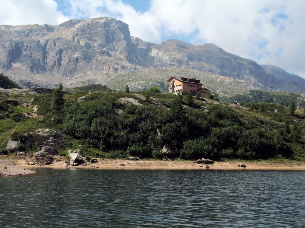 Il rifugio Calvi dal Lago Rotondo