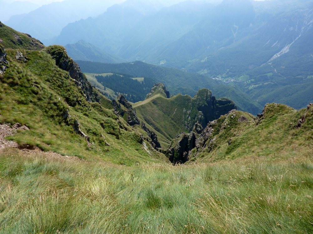Tra la sella di Cima Fontane e la Bocchetta Alta, alti sui dirupi sottostanti (20/08/2012)