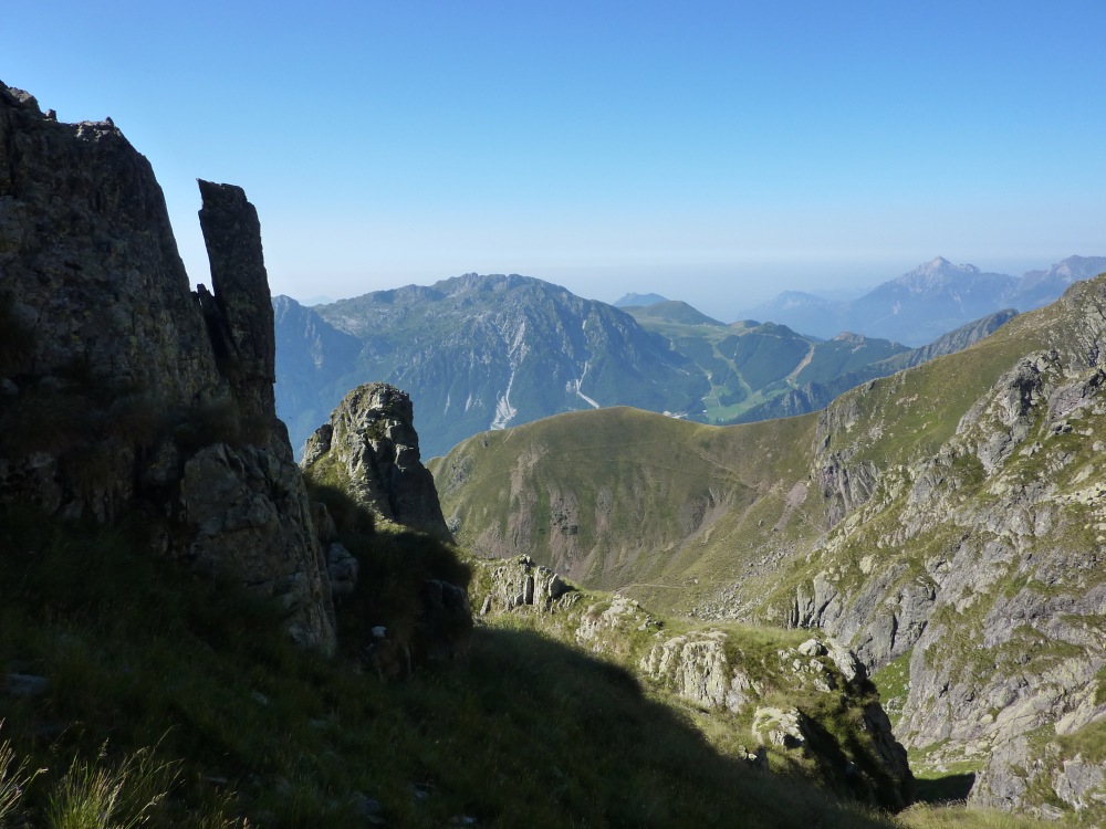 Verso la val d'Inferno dalla Cima di Giarolo. In centro-dx, la sella di Cima Fontane (20/08/2012)