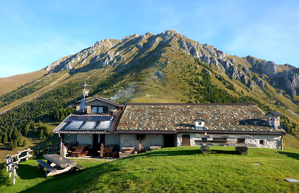 Il Rifugio S. Fermo. Alle sue spalle: la Corna di San Fermo.