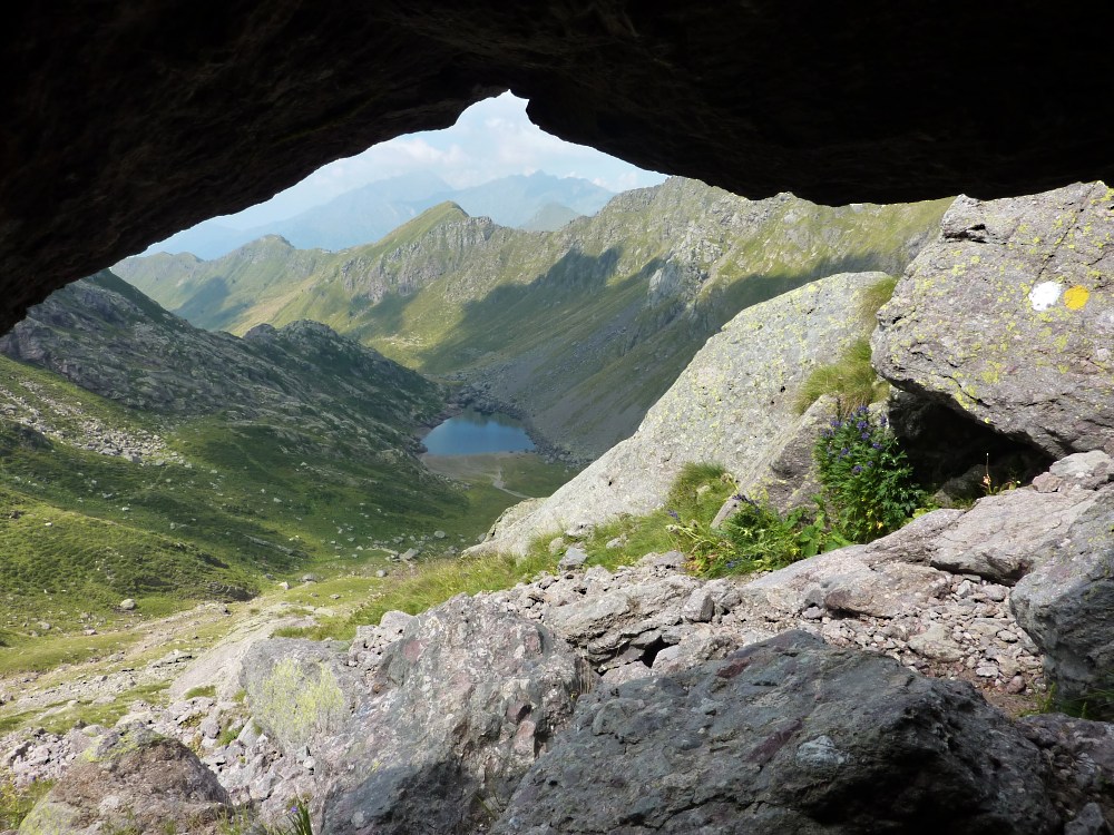 EXTRA (E, 30'): tra Pian delle Parole e Grotta del Cardinale: vista sul Lago di Sasso (20/08/2012).