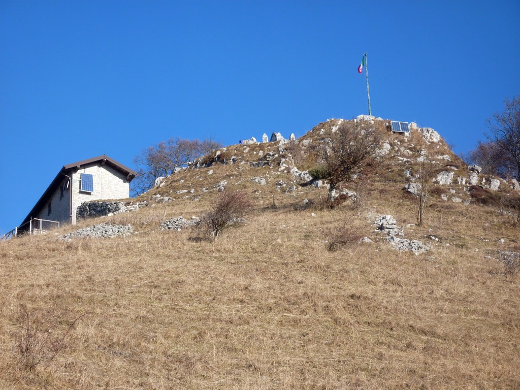 Dal 580 ormai al termine, zoomando verso la già parzialmente visibile Cappella dei Tre Faggi.