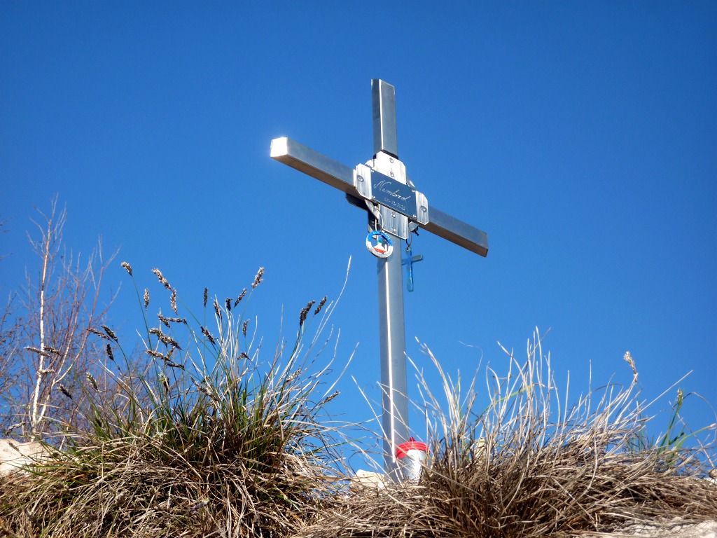 M. Cereto (936 m): la piccola croce sulla vetta più alta
