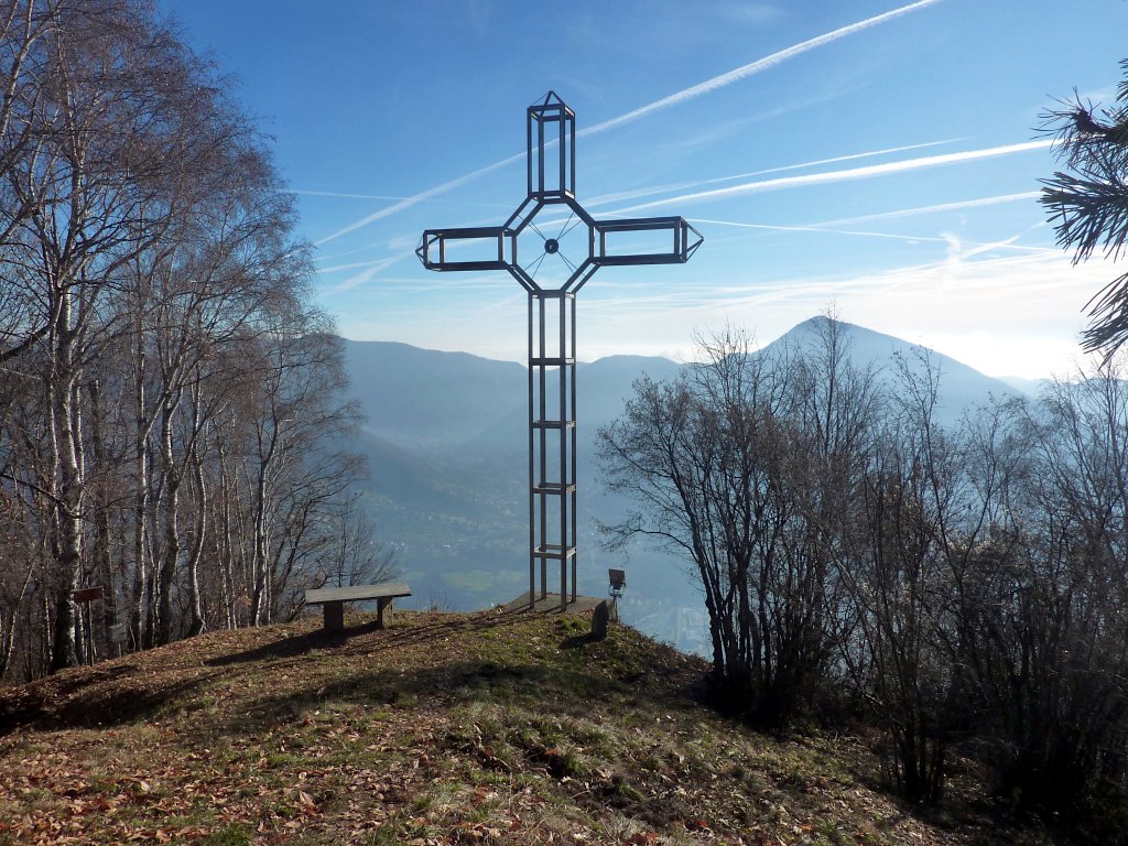 Una breve deviazione (segnalata) permette di giungere alla panoramica Croce di S. Luigi