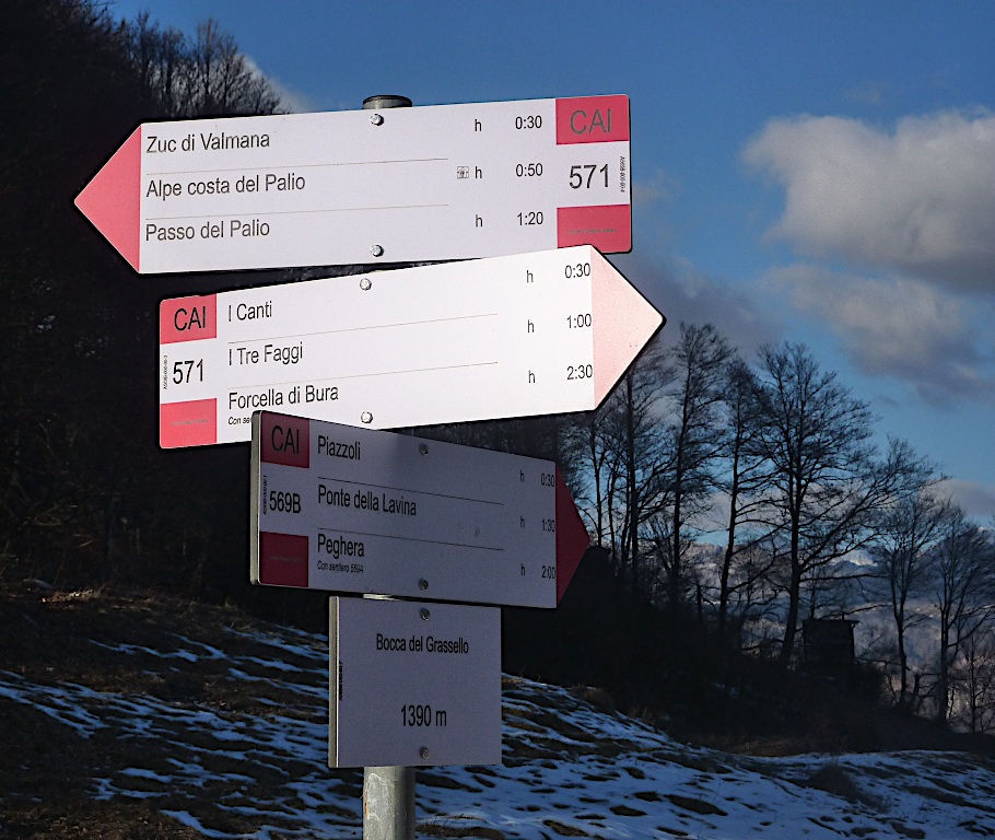 Palina segnaletica alla Bocca del Grassello.