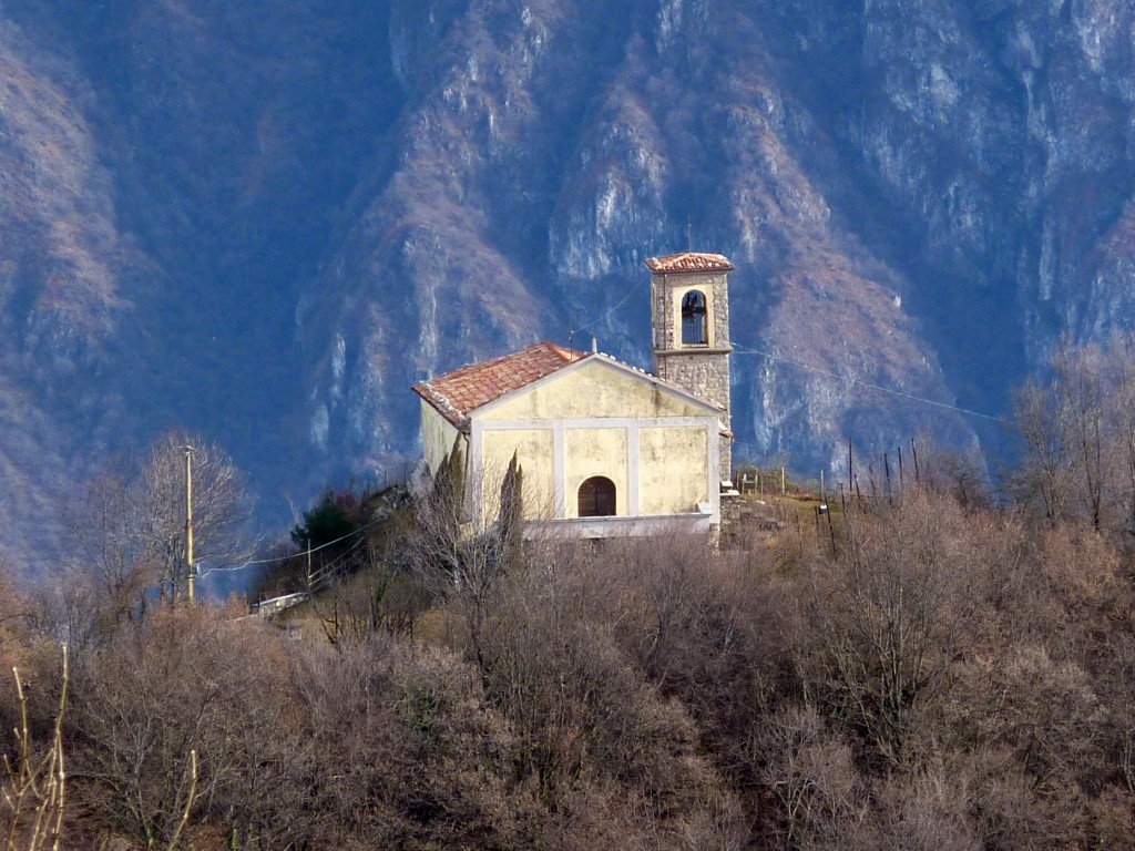 Zoomando la chiesa della S.S. Trinità dai pressi del M. Creò.