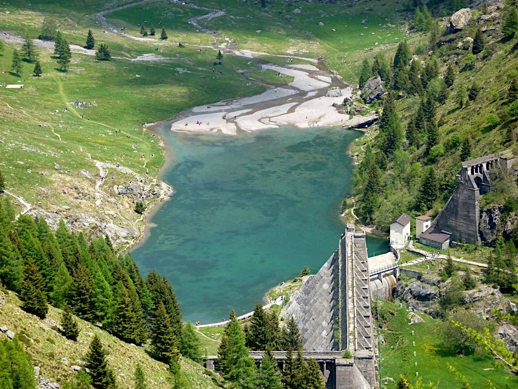 Zoom sul lago del Gleno e sulle mandrie di merenderos che lo frequentano nella bella stagione.