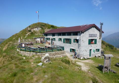 Il Rifugio S. Rita, posto alla Bocchetta della Cazza.