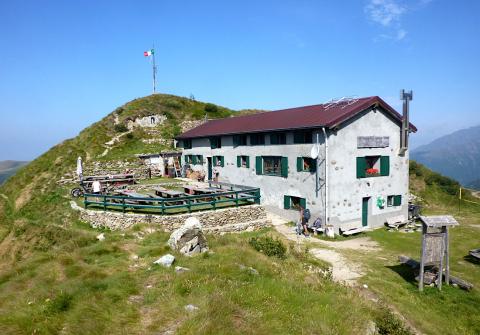 Il Rifugio S. Rita, alla Bocchetta della Cazza.