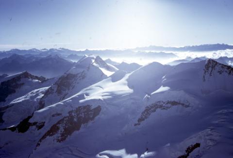 Su traccia nella neve in cresta con sguardo sul Piz Zupò