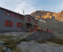 Rifugio Ponti con il Disgrazia alle spalle