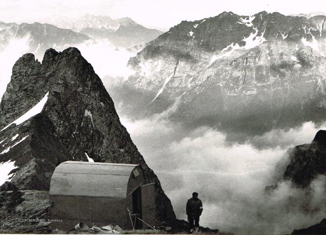 Bivacco Frattini con nebbie nella valle