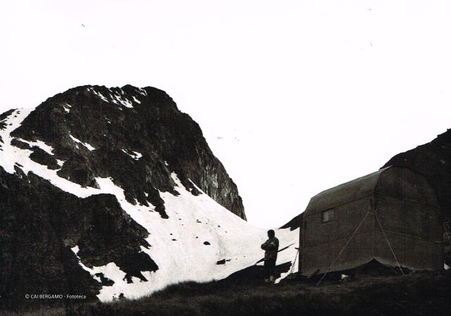 Foto ricordo davanti al bivacco Frattini