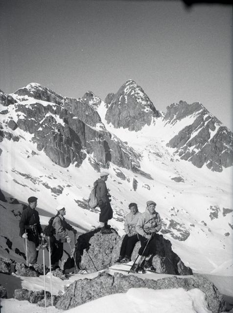 Gruppo di scialpinisti in sosta al passo Bocca di Trona