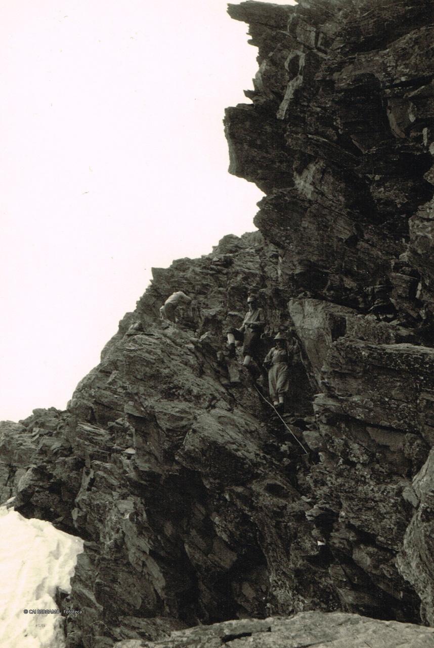 "Passaggio della cresta N del Pizzo Scotes"