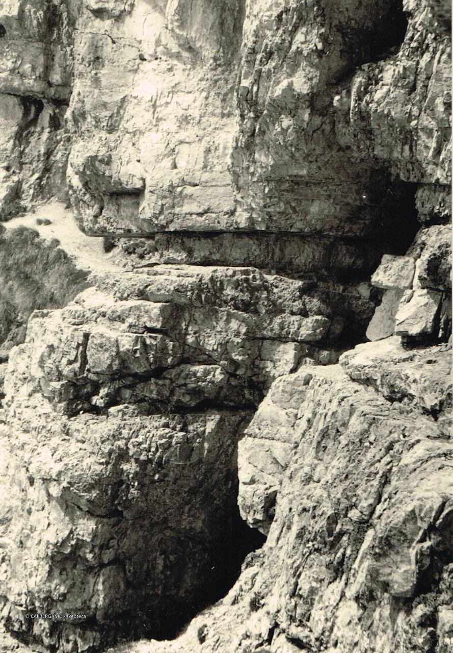 "Il Passo del Gatto sulla Cengia di Ball al Pelmo"