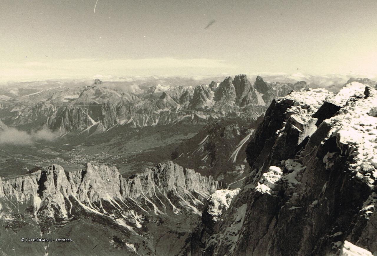 "La conca di Cortina vista dalla vetta del Pelmo"