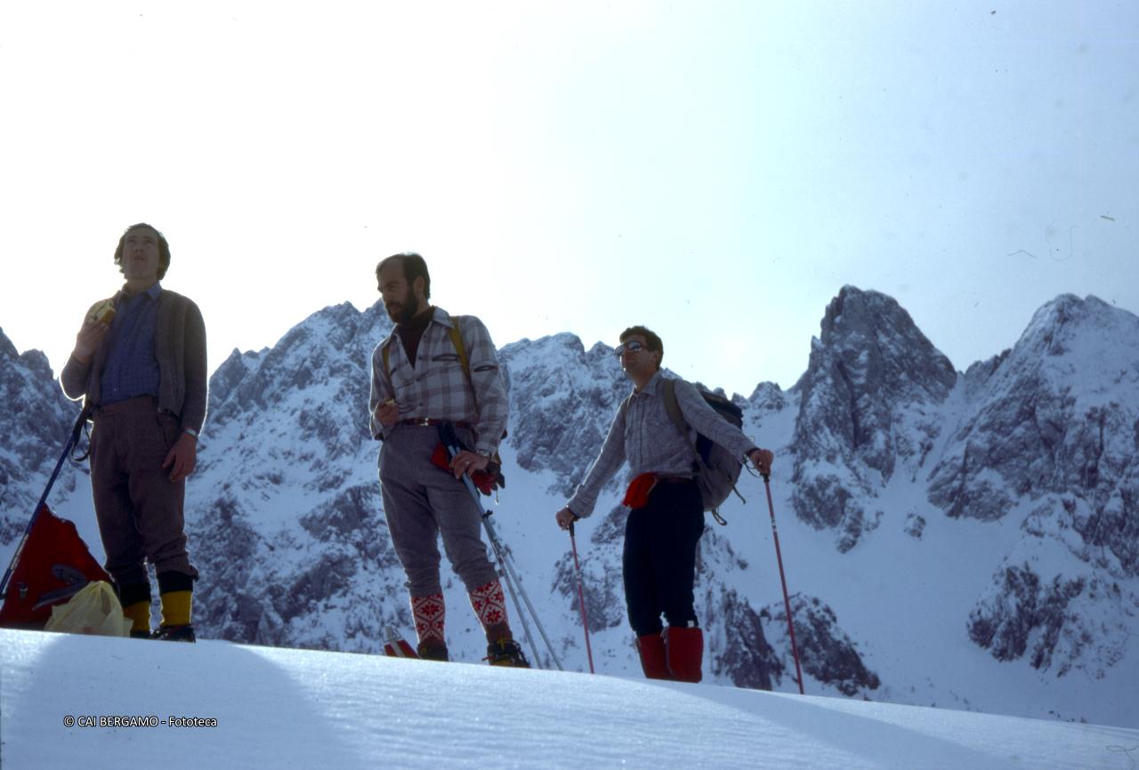 Scialpinisti in sosta con alle spalle il gruppo, con il Cimone della Bagozza ben visibile a destra