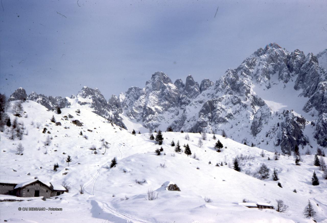 Da sinistra ben soleggiati: Cima Mengol e Cima delle casse Larghe, con baite in primo piano