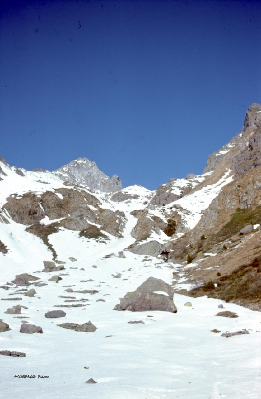 Scorcio su quota 2.500 mt salendo dalla valle dell'Inferno per il Pizzo 3 Signori
