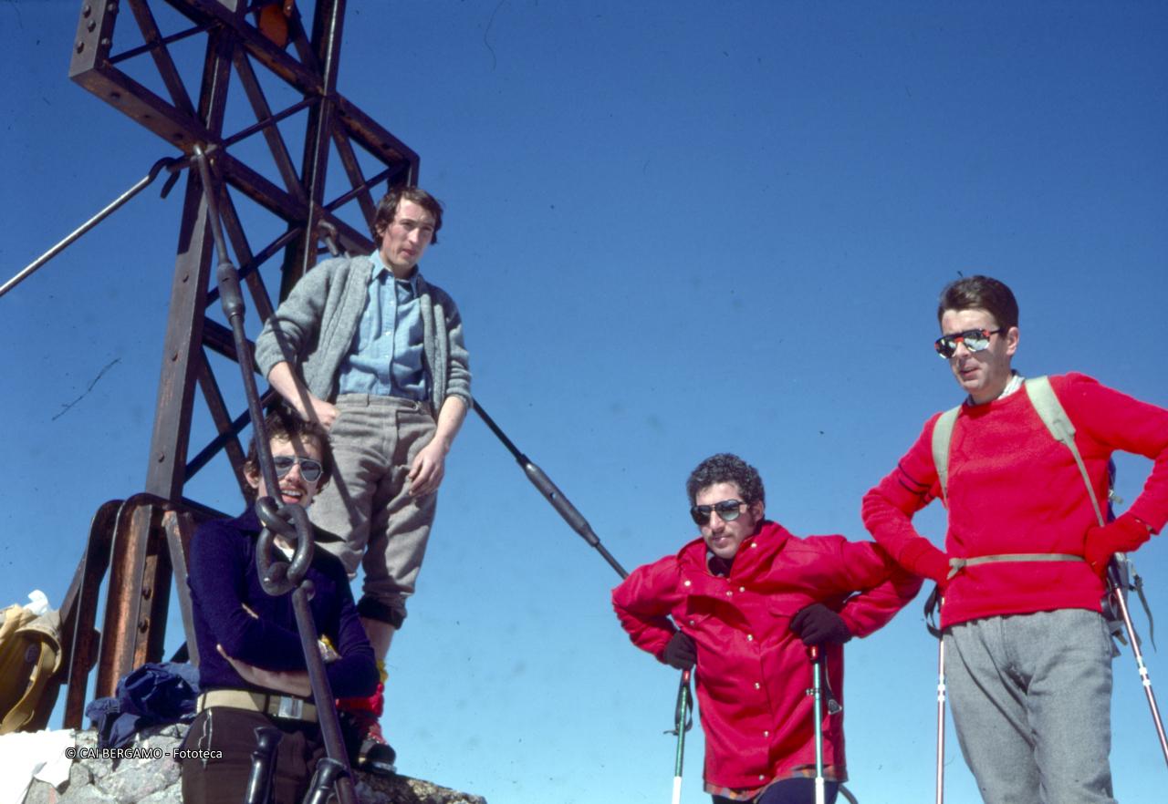 Foto ricordo in vetta al Pizzo Tre Signori accanto alla croce