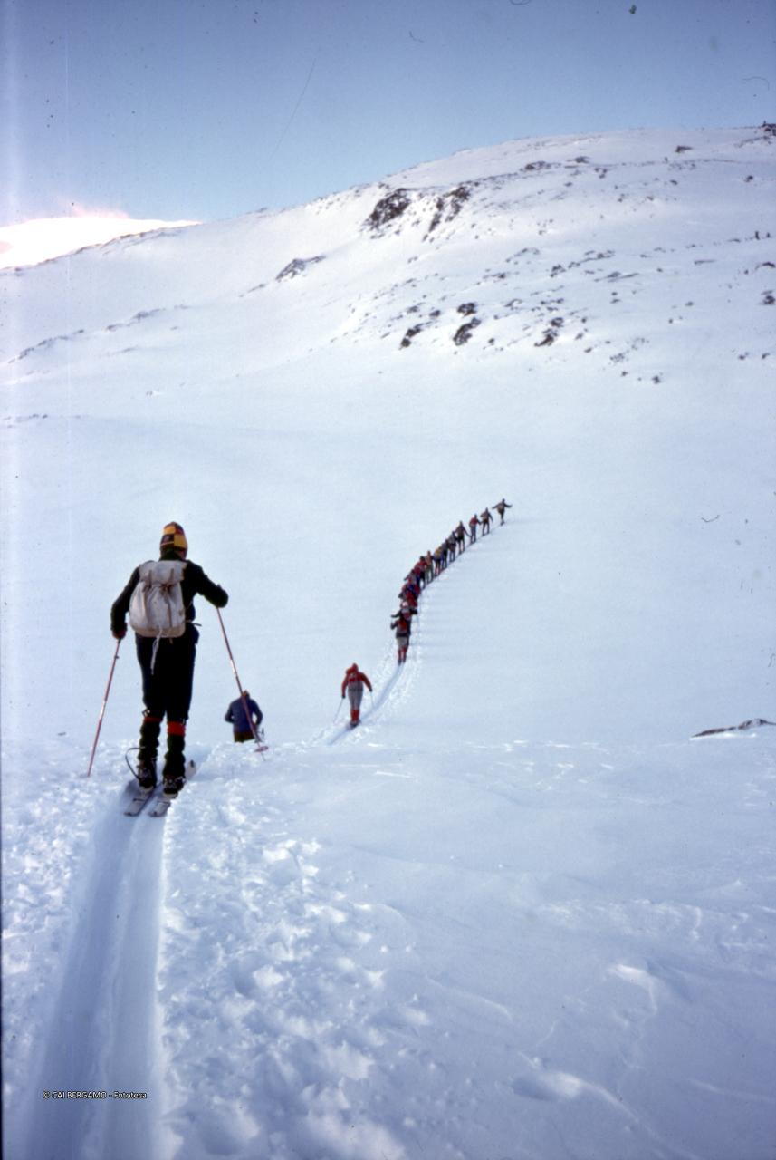 In fila lungo la salita