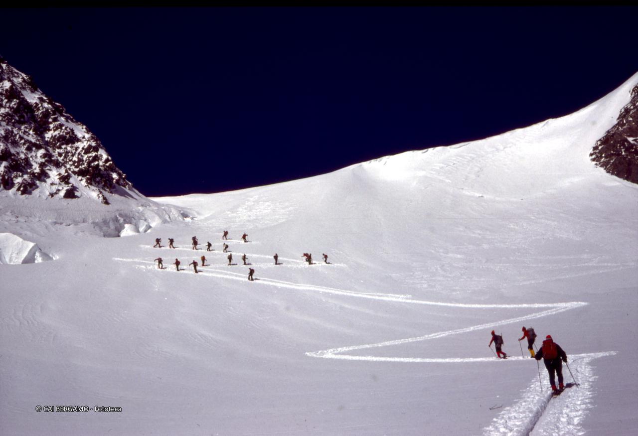 In fila indiana zizzagando verso l'obiettivo