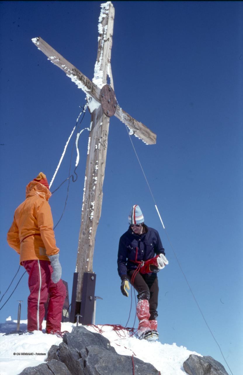 Finalmente arrivati in vetta a lato della croce
