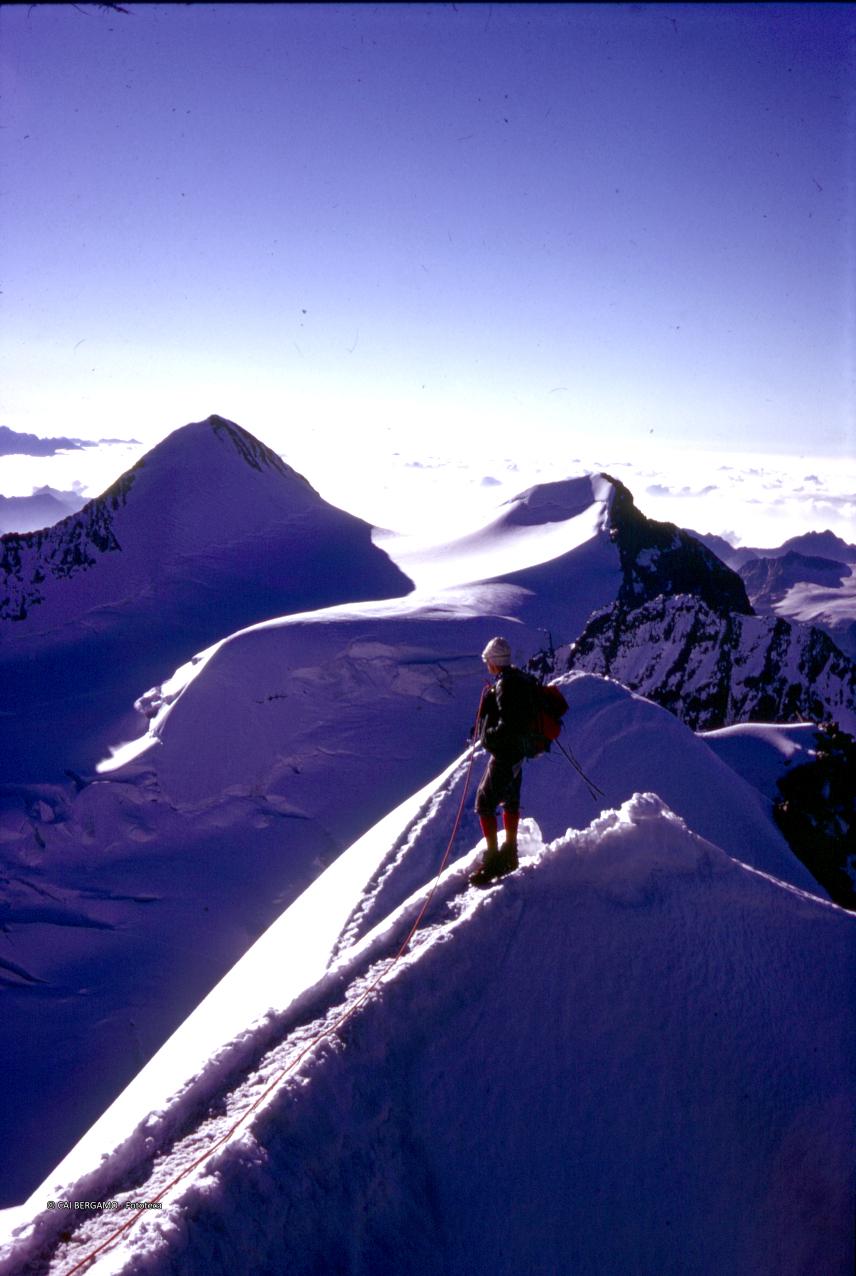 Su traccia nella neve in cresta con sguardo sul Piz Zupò