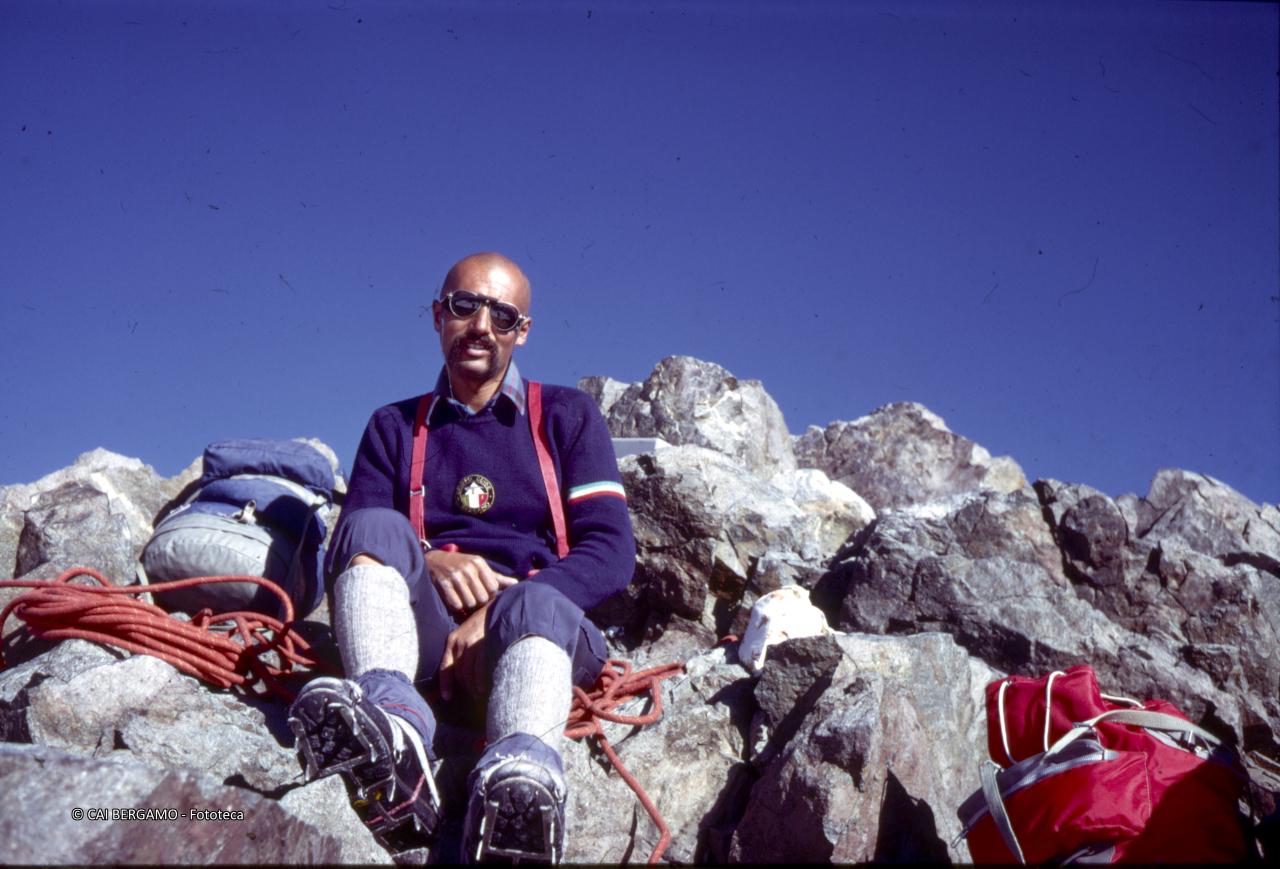 Pezzotta (Baffo) in vetta al Bernina con zaino e corde ai piedi
