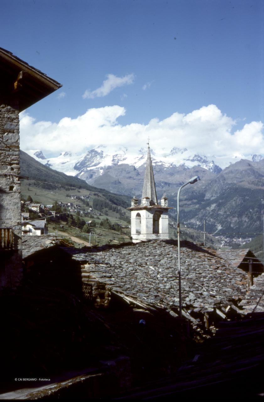 Scorcio del gruppo del Monte Rosa sopra i tetti di Champoluc
