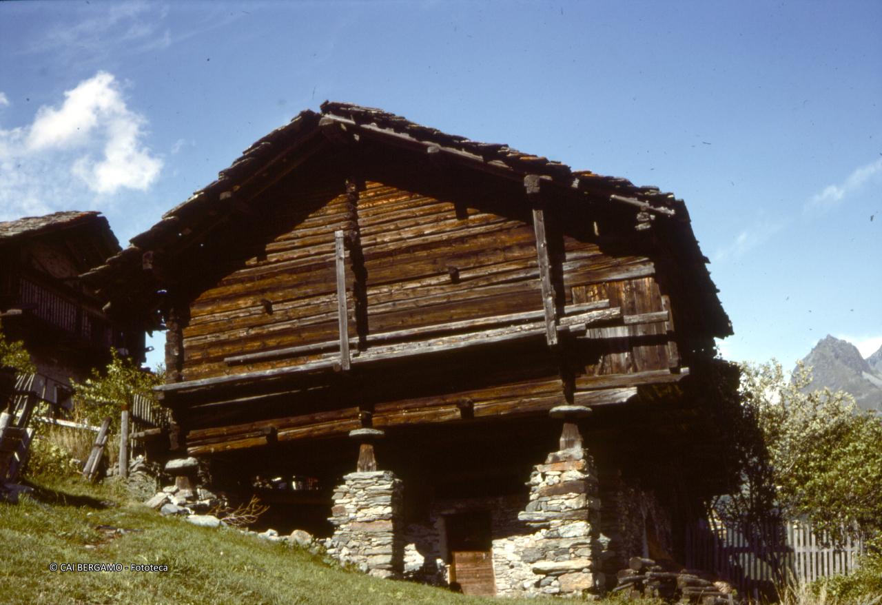 Classica architettura rurale Walser in legno su strutture in pietra
