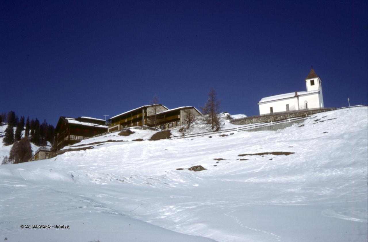 Chiesa di Wergenstein (o Wargun), nota anche come "Kirche im Thall", su pendio innevato