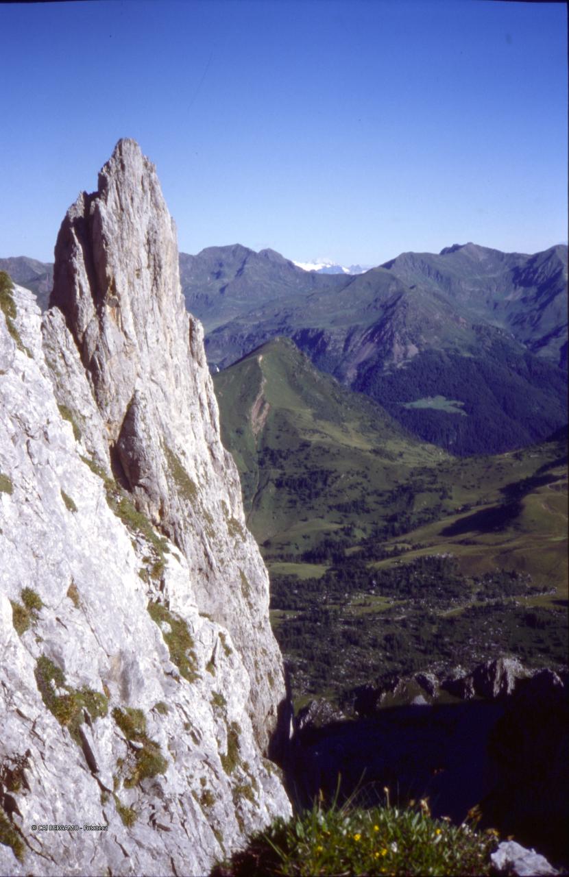 A lato della svettante Torre Nino con vista sulla Conca di Baione