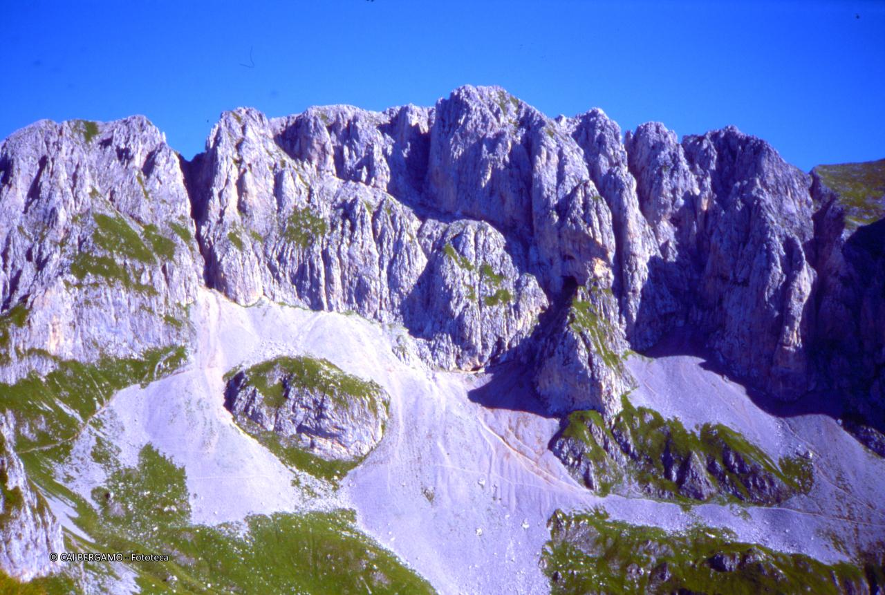 Parete Sud della Presolana con tracciato a la "Grotta dei Pagani"