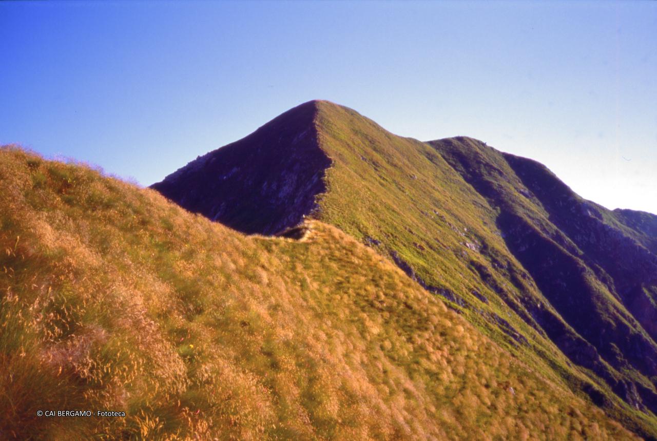 Lunga cresta con vista sulla cima del Fioraro