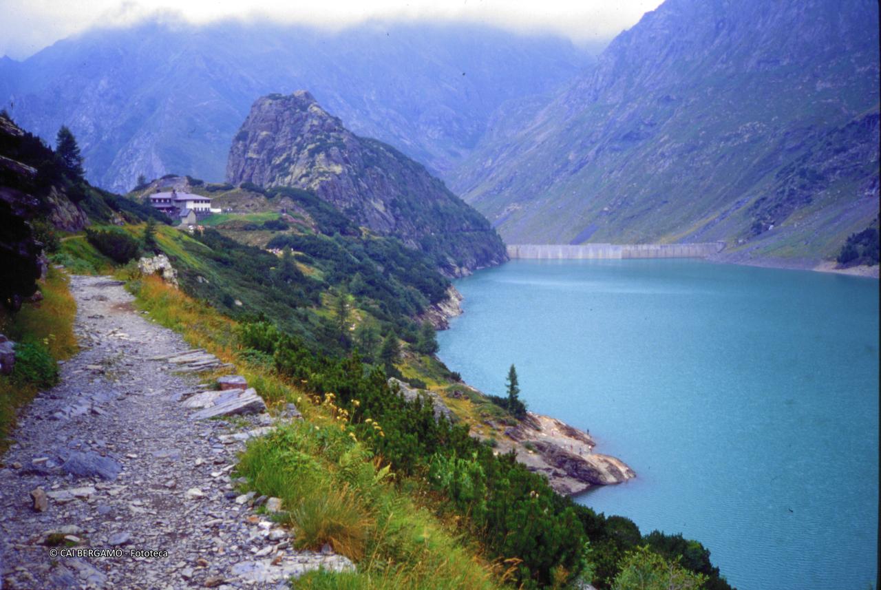 Lago artificiale del Barbellino con ben in vista il rifugio Cuò