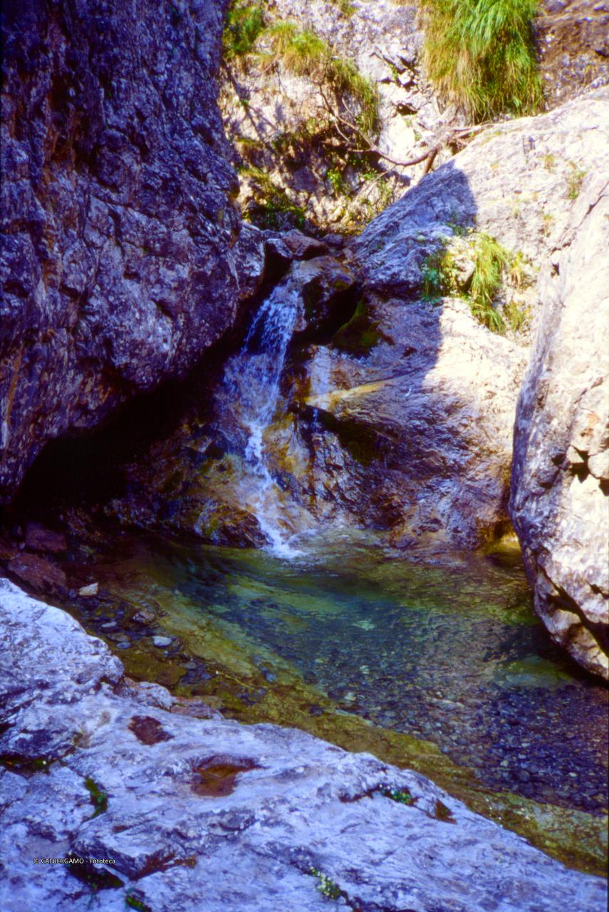 "Marmitta dei Giganti " con cascatella di acqua verde smeraldo