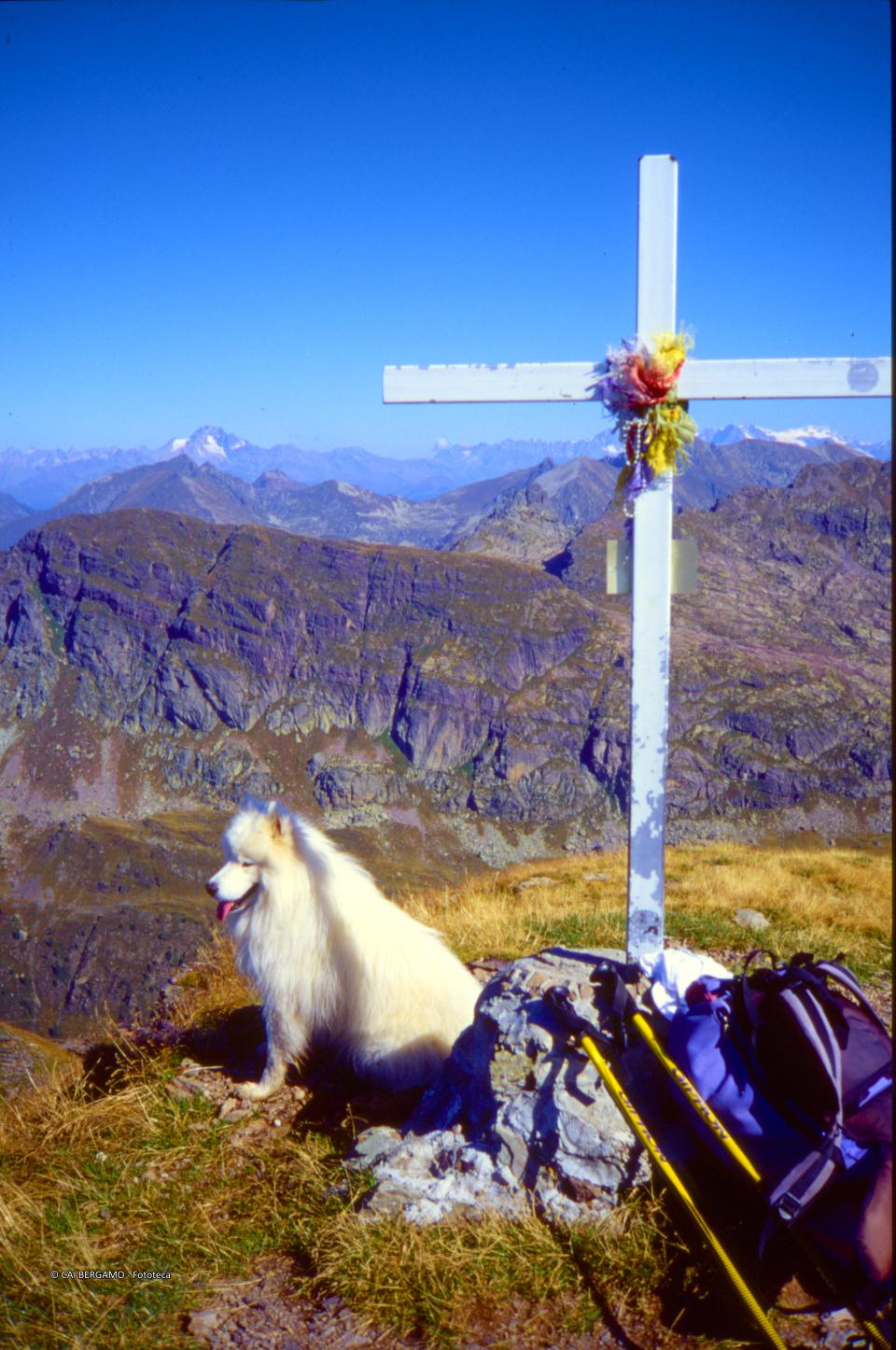 Croce sul Pizzo Farno con cime sullo sfondo