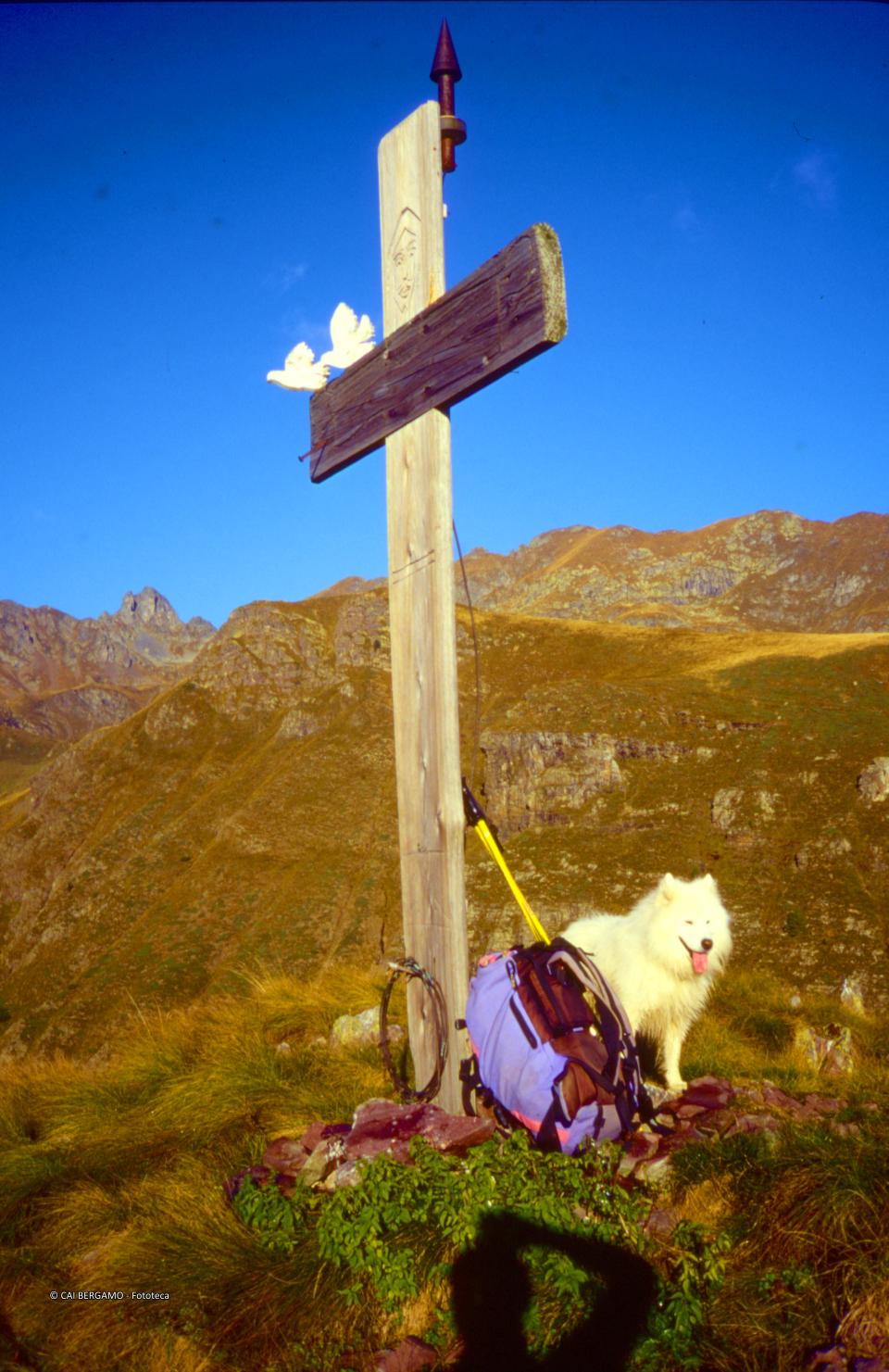 Croce del Mincuccio, che domina la valle di Cusio con il Biorco sullo sfondo