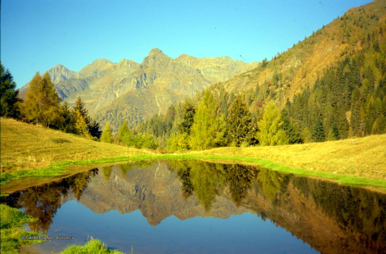 Lo specchio del laghetto ai Piani dell'Avaro