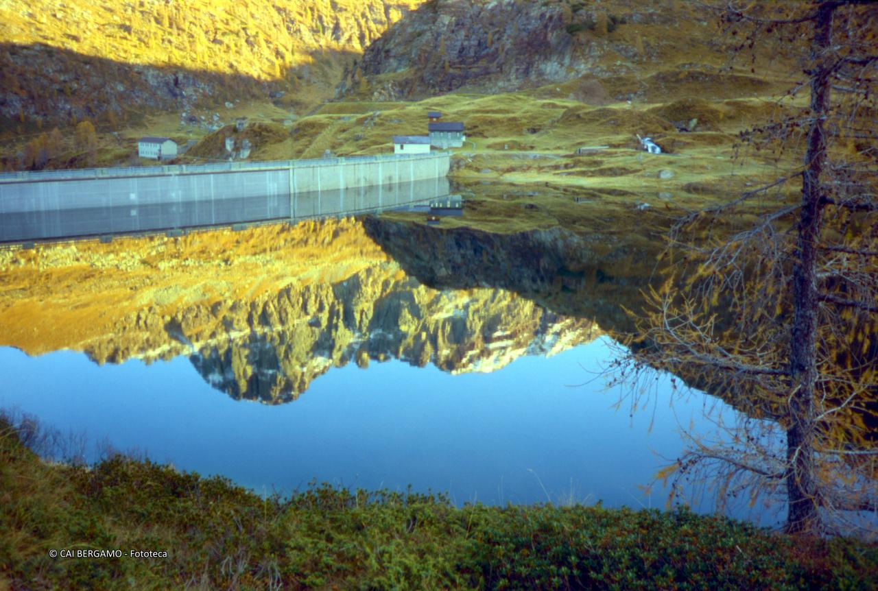 Diga Laghi Gemelli con specchiato il Pizzo Becco