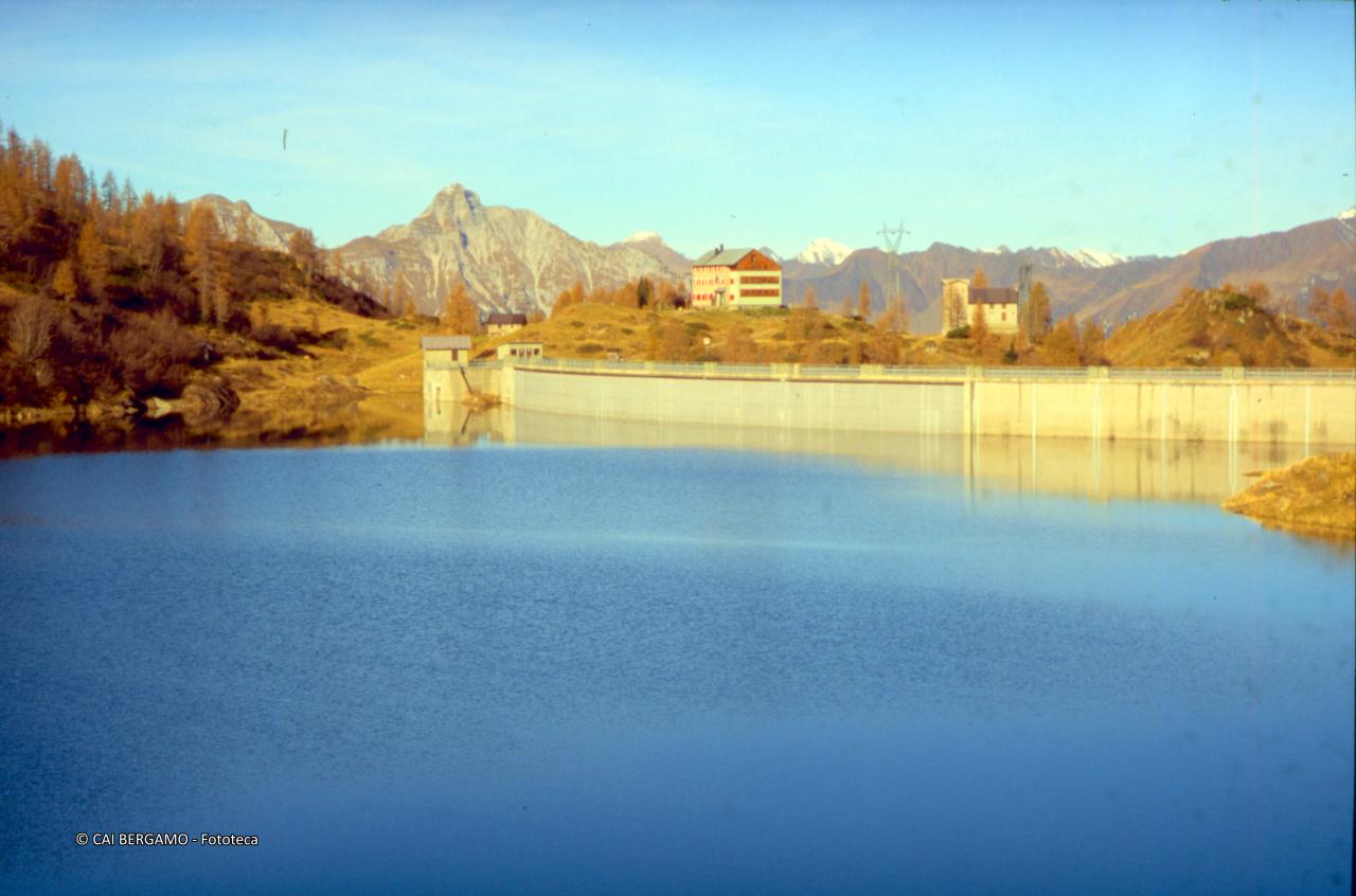 Rifugio Laghi Gemelli, con antistante diga e lago
