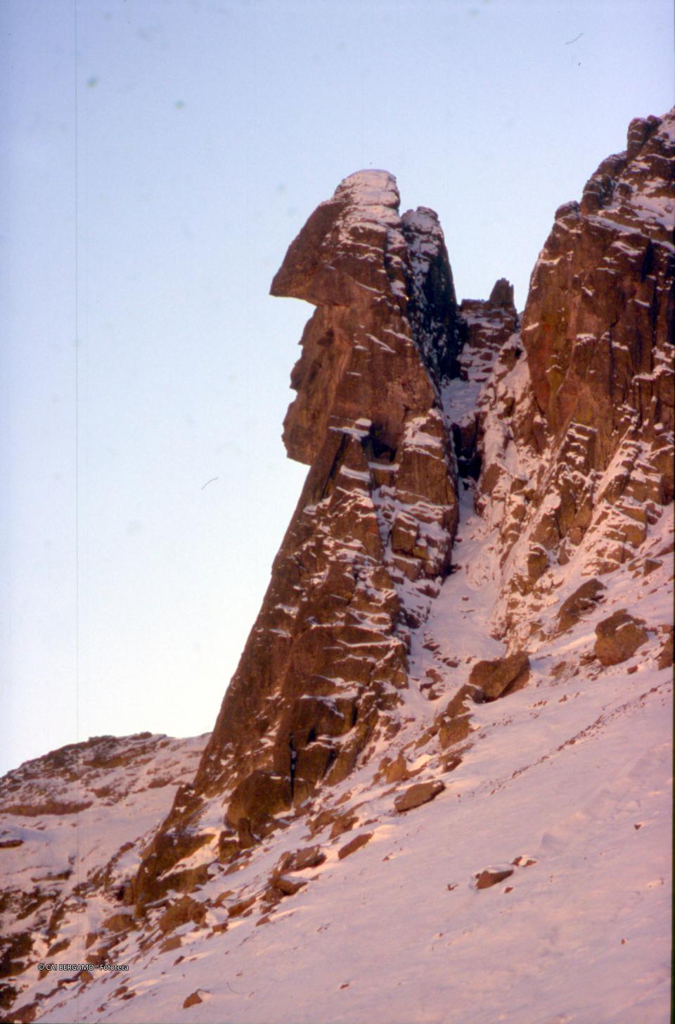 Profilo roccioso  "La Sfinge" lungo sentiero innevato per Pizzo 3 Signori