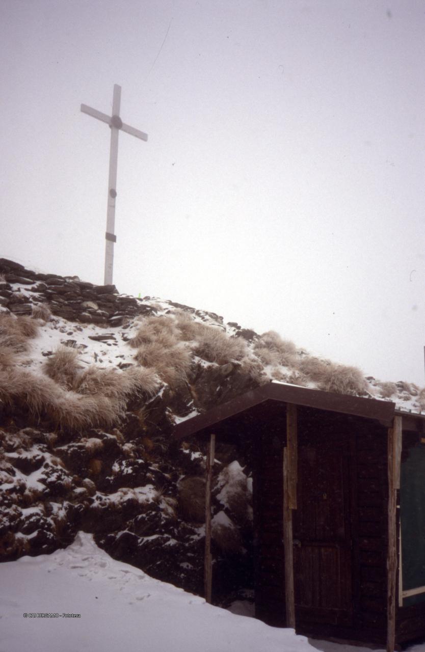 Croce al passo di Tartano e sottostante tettoia