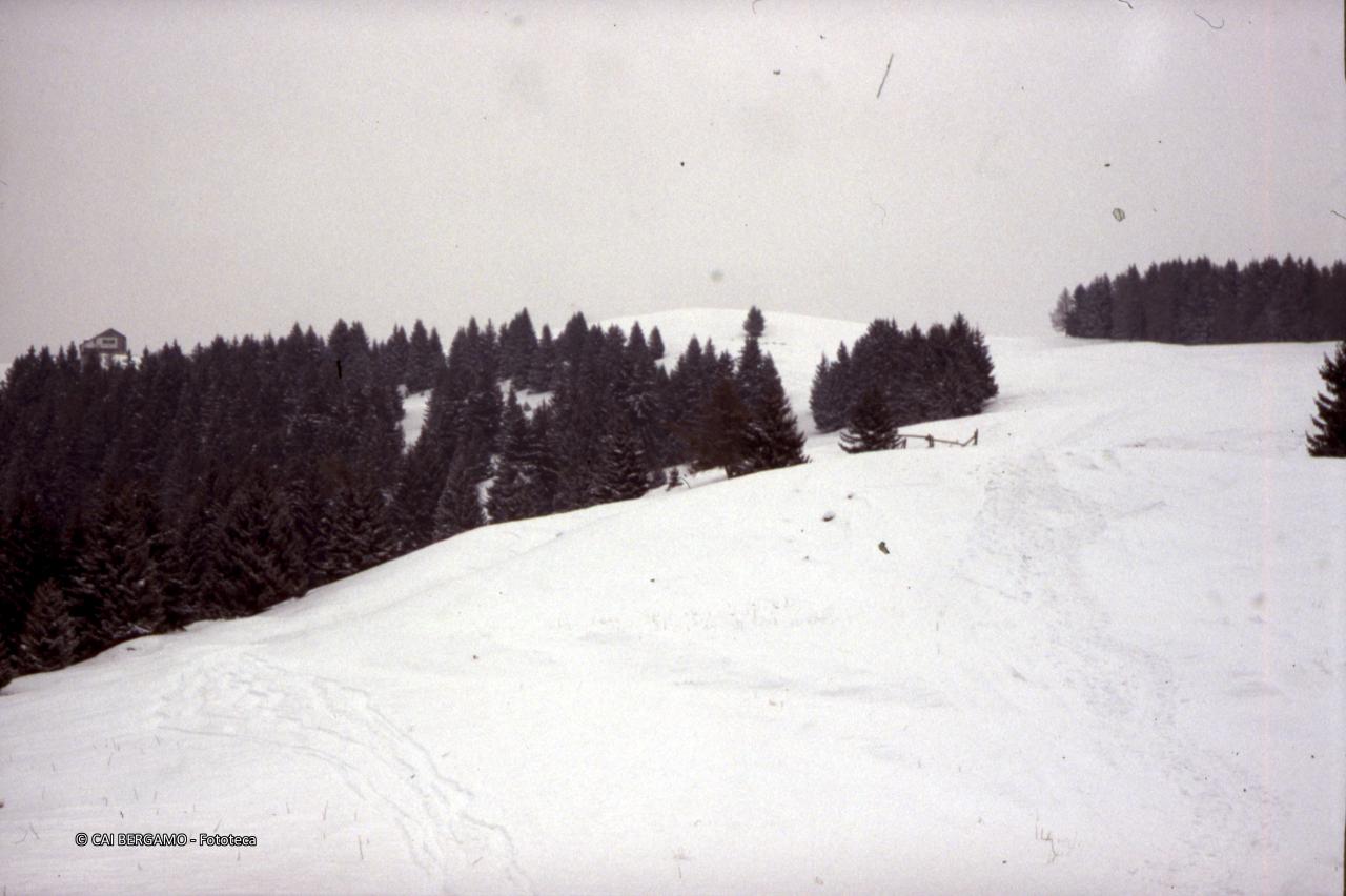 Vista sul Magnolini lungo la salita innevata 
