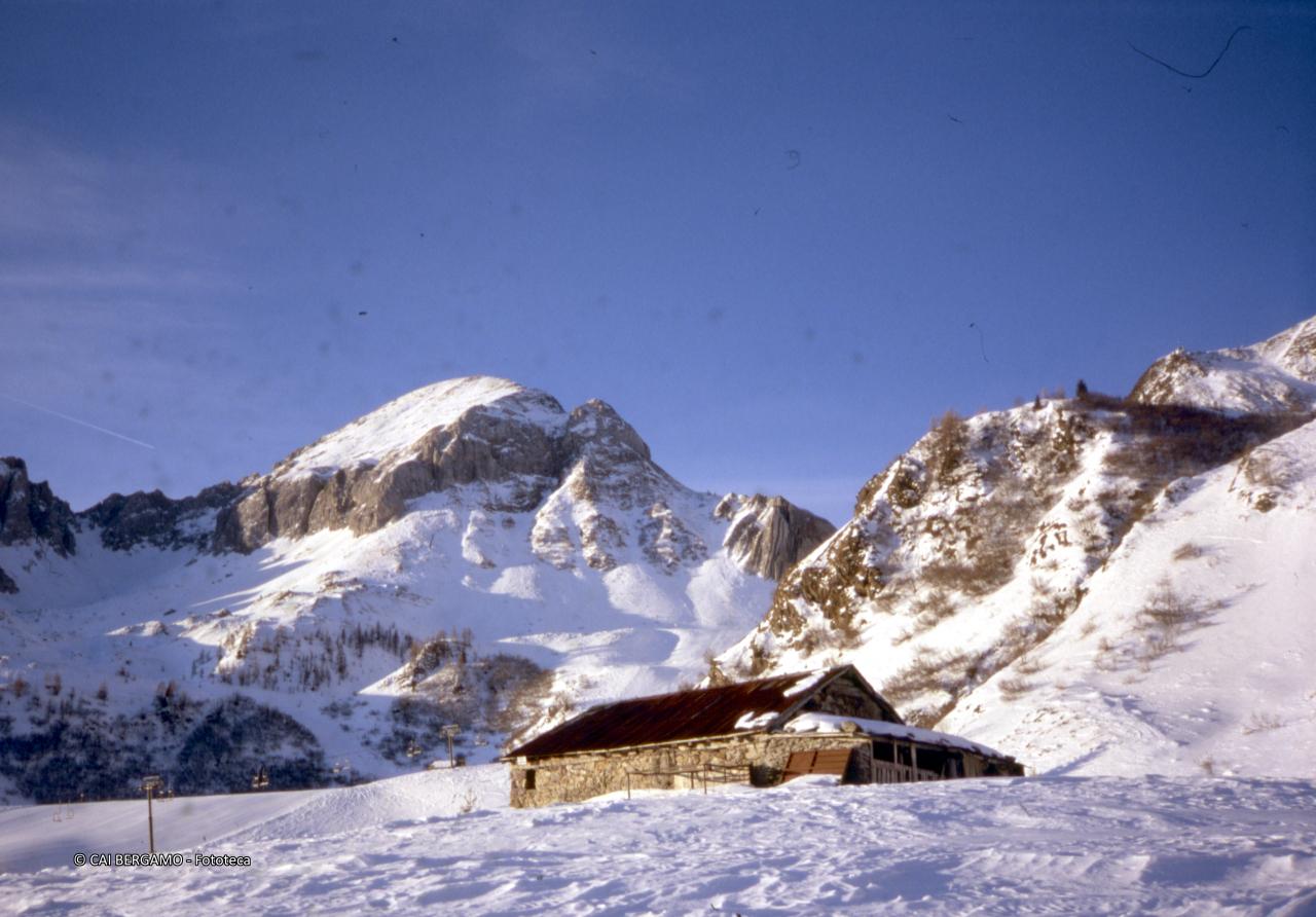 Baitone con il Monte Cavallo nella versione primaverile innevata