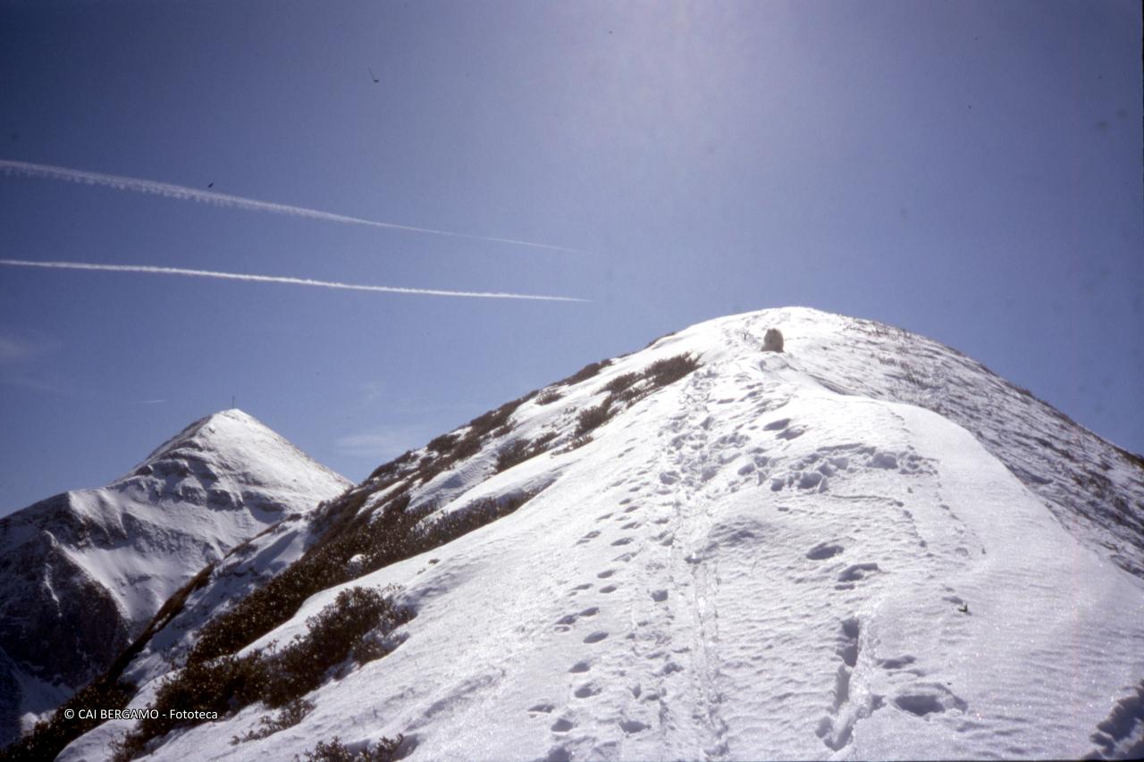 Cima dei Siltri con retrostante scorcio sul monte Cavallo